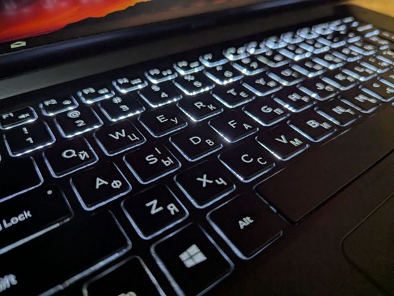Ігровий ноутбук Dell XPS 15 9570 / 15.6" (1920x1080) IPS / Intel Core i7-8750H (6 (12) ядер по 2.2 - 4.1 GHz) / 16 GB DDR4 / 512 GB SSD / nVidia GeForce GTX 1050 Ti, 4 GB GDDR5, 128-bit / HDMI / Windows 10 б/в + Подарунок Бездротова миша / USB | Зображення 5