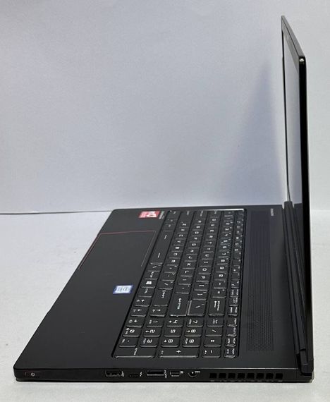 Ігровий ноутбук Б-класу MSI GS63 Stealth 8RE / 15.6" (1920x1080) IPS / Intel Core i7-8750H (6 (12) ядер по 2.2 - 4.1 GHz) / 16 GB DDR4 / 512 GB SSD / nVidia GeForce GTX 1060, 6 GB GDDR5, 192-bit / WebCam / Win 11 Pro б/в | Зображення 4