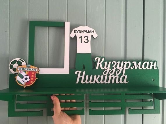Медальниця футбол, іменна з поличкою, дерев'яна, тримач для медалей, медальниці
