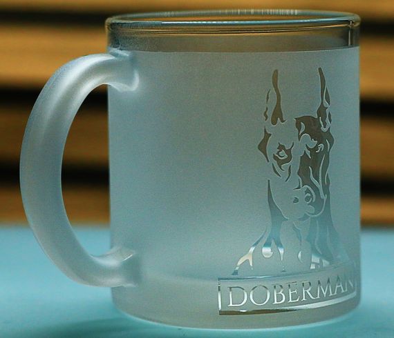 Подарочная стеклянная  чашка для чая кофе 320 мл с гравировкой для любителей собак Доберман | Зображення 1