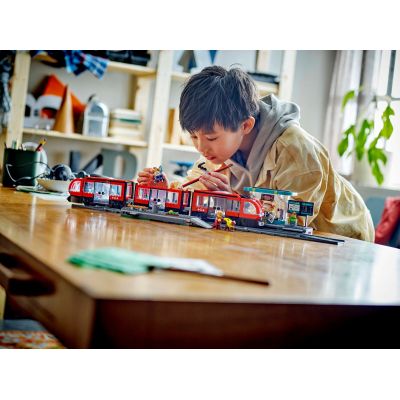 Конструктор LEGO City Трамвай і вокзал у центрі міста 811 деталей (60423) | Зображення 2