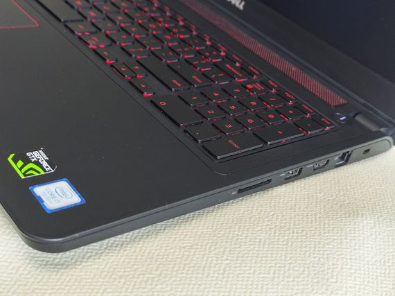 Ігровий ноутбук Dell Inspiron 15 Gaming 5577 / 15.6" (1920x1080) TN / Intel Core i7-7700HQ (4 (8) ядра по 2.8 - 3.8 GHz) / 16 GB DDR4 / 256 GB SSD / nVidia GeForce GTX 1050, 2 GB GDDR5, 128-bit / WebCam б/в | Зображення 3