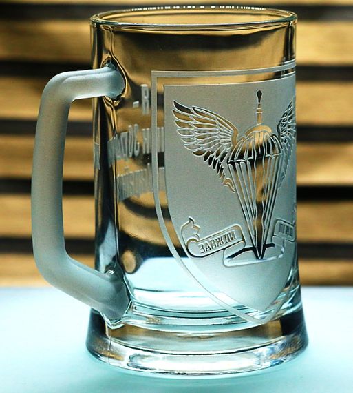 Пивной бокал 670 мл с гравировкой ДШВ подарок для военнослужащего кружка с логотипом Десантно-штурмовых войск | Зображення 1