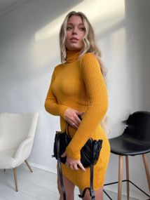 Женское вязаное платье-гольф в обтяжку теплое NO6599 размер единый 42-50 цвет горчичный