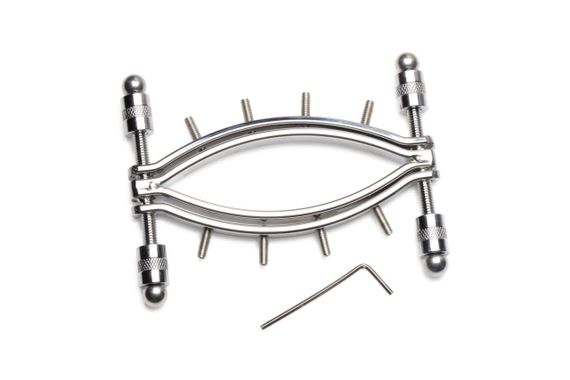 Затискач для вагіни Master Series: Spread 'Em Poker Vagina Clamp with Adjustable Pressure Screws, ши sexstyle | Зображення 2