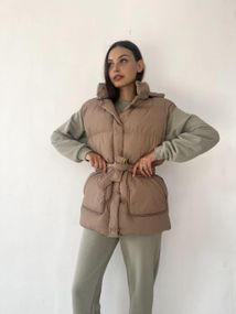 Женская жилетка с поясом и капюшоном цвет бежевый