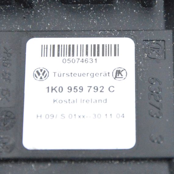 Блок моторчика склопідйомника передній правий Volkswagen Golf V Caddy III 2003-2015 Фольксваген 1K0959792C | Зображення 1