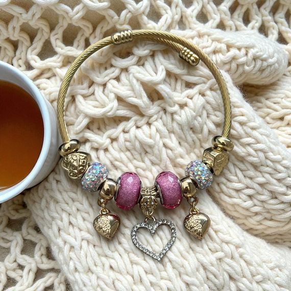 Браслет Twisted Rope з підвісками у формі сердець та шармами - Pink&Gold | Зображення 1