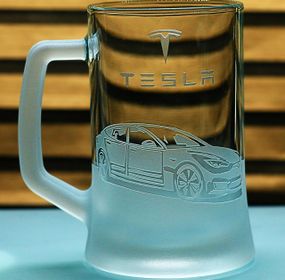 Пивний келих 670 мл з гравіюванням Тесла У Tesla  Y подарунок для автолюбителя кухоль для пива з логотипом