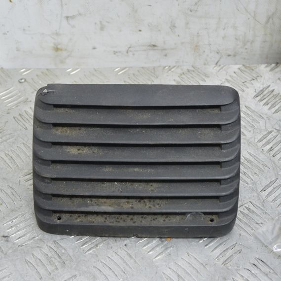 Решітка обігріву припливного вентилятора задній Volkswagen T4 1990-2003 Решітка пічки Фольксваген т4 701819111