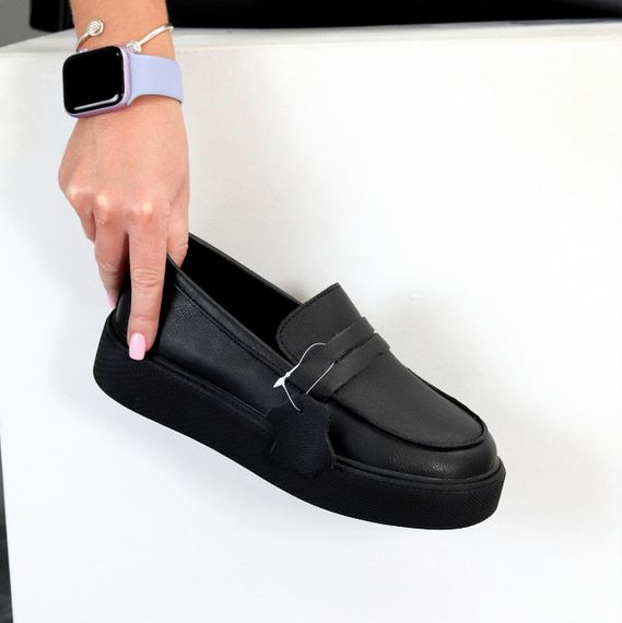 Актуальные черные кожаные лоферы на утолщенной подошве