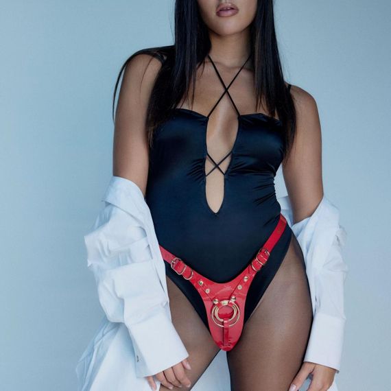 Трусики для страпона Strap-On-Me Leatherette Harness Fabulous - One Size - Red Glossy Sex Aura | Зображення 1