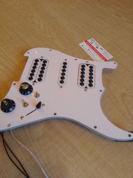 Пікгард для електогітари HSH Fender Stratocaster ST China білий із датчиками | Зображення 8