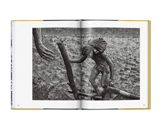 Лучшие фотографы мира книга работ Себастьяна Сальгадо Золото Sebastiao Salgado. Gold книги для фотографов | Зображення 4