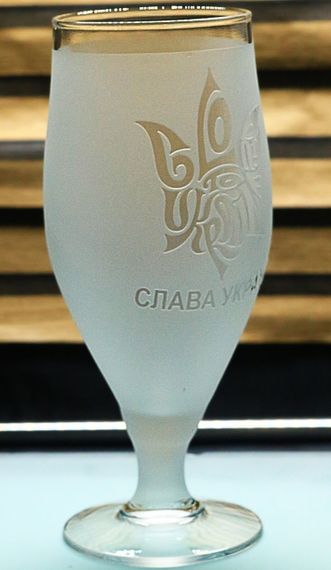 Пивной бокал на ножке 500 мл. Слава Украине с гравировкой Патриотический подарок | Зображення 1