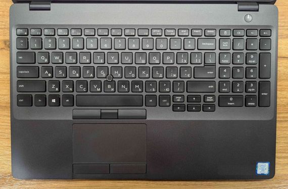 Ультрабук Dell Latitude 5501 / 15.6" (1920x1080) IPS / Intel Core i5-9400H (4 (8) ядра по 2.5 - 4.3 GHz) / 8 GB DDR4 / 256 GB SSD / Intel UHD Graphics 630 / HDMI / Windows 10 б/в + Подарунок Бездротова миша / USB | Зображення 2
