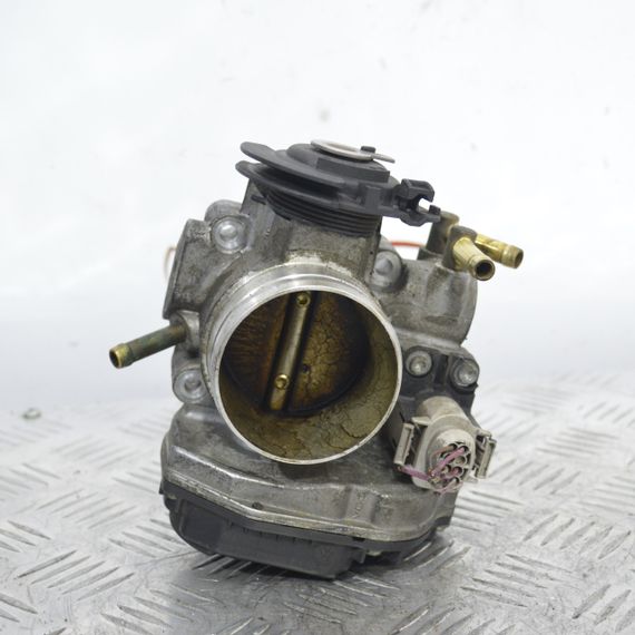 Дросельна заслінка Audi A3 (8L1) 1.8 дросель Ауді а3 06A133064M