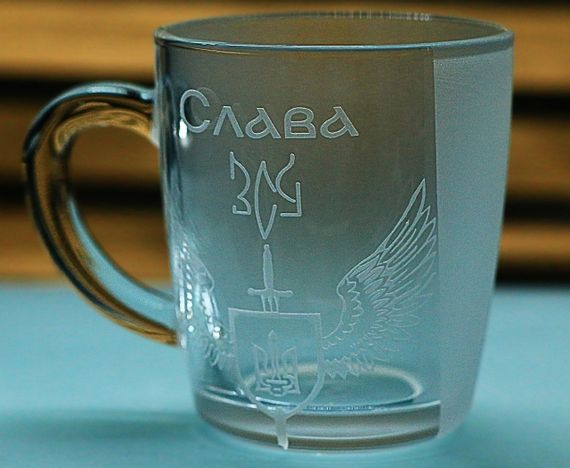 Подарочная стеклянная чашка для чая кофе 350 мл с гравировкой надписи Слава ЗСУ | Зображення 2