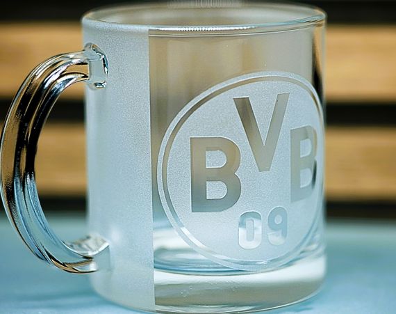 Подарункова скляна чашка для чаю та кави 320 мл з 3Д  гравіюванням лого футбольного клуба ФК Боруссія Дортмунд | Зображення 1