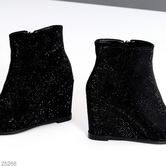 Эффектные черные замшевые ботильоны на танкетке в стразах | Зображення 6