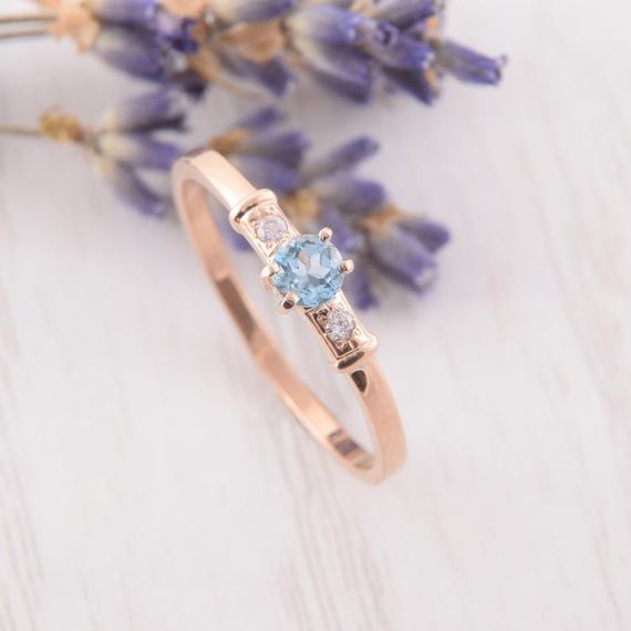 Кольцо из красного золота с топазом 18.5