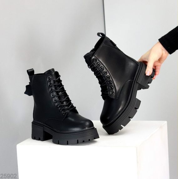 Чорні зимові шкіряні черевики берці на тракторній підошві