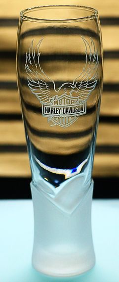 Подарунковий крафтовый келих для пива соку води 440 мл з гравіюванням напису лого Харлей