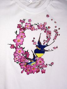 Жіноча патріотична футболка біла з українською символікою