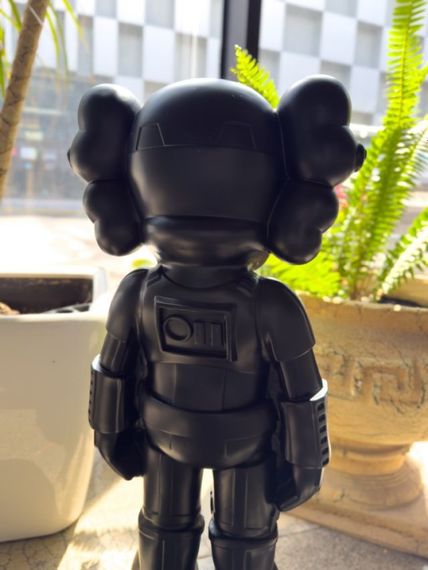 Статуетка Kaws Star Wars Stormtrooper Black дизайнерська фігурка для інтер'єру 70 см чорний kw010 | Зображення 2