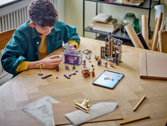 Конструктор LEGO Harry Potter Крамниці Олівандера й мантій від Мадам Малкін 76439 | Зображення 7