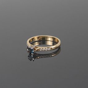 Кольцо из желтого золота с сапфиром и бриллиантами 20.5