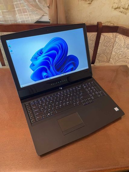Ігровий ноутбук Dell Alienware 17 R4 / 17.3" (1920x1080) IPS / Intel Core i7-7820HQ (4 (8) ядер по 2.9 - 3.9 GHz) / 16 GB DDR4 / 128 GB SSD + 2000 GB HDD / nVidia GeForce GTX 1060, 6 GB GDDR5, 192-bit / WebCam б/в | Зображення 1