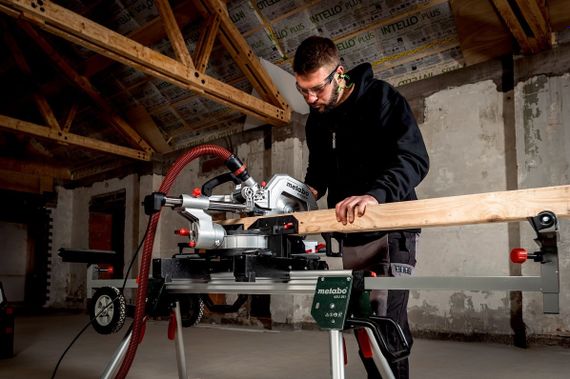 Пила торцовочная Metabo KGS 216 M с протяжкой, 1200Вт, диск 215мм, пропил 70/40мм, 13/4кг (613216000) | Зображення 3