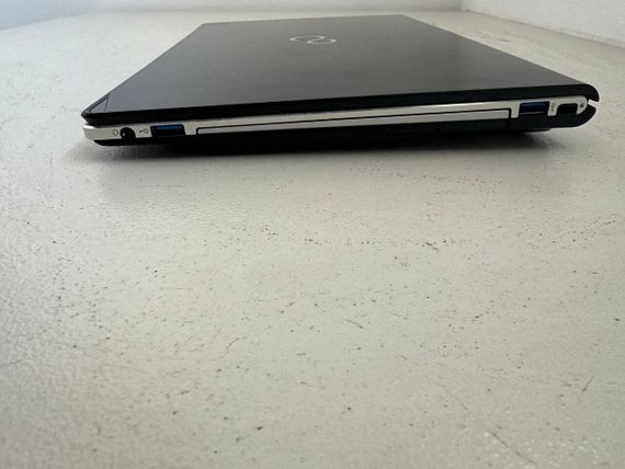 Ультрабук Б-класс Fujitsu LifeBook S935 / 13.3" (1920x1080) IPS / Intel Core i7-5600U (2 (4) ядра 2.6 - 3.2 GHz) / 8 GB DDR3 / 256 GB SSD / Intel HD Graphics 5500 / WebCam / VGA б/у | Зображення 3