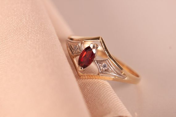 Кольцо из красного и белого золота с гранатом 20.5 | Зображення 1