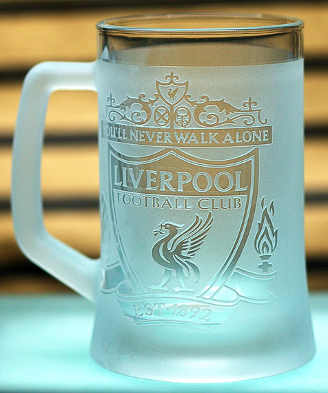 Пивной бокал 670 мл Liverpool с гравировкой подарок для фаната ФК Ливерпуль футбольная кружка | Зображення 2