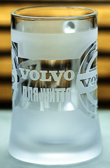 Пивная кружка Volvo 670 мл с гравировкой Подарок автолюбителю Бокал с логотипом авто Вольво и легендарный слоган | Зображення 4
