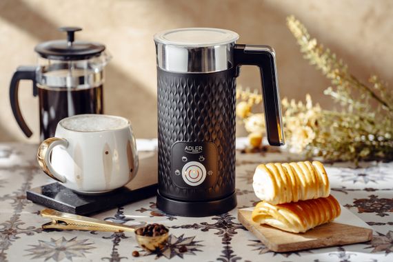 Капучинатор електричний Adler AD 4494 чорний спінювач молока з підігрівом для кави лате капучино какао | Зображення 5