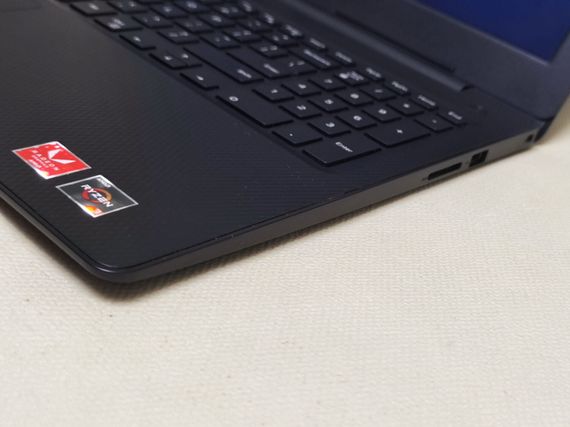 Ноутбук Dell Inspiron 3585 / 15.6" (1366x768) TN / AMD Ryzen 3 2200U (2 (4) ядра по 2.5 - 3.4 GHz) / 8 GB DDR4 / 256 GB SSD / AMD Radeon Vega 3 Graphics / WebCam б/у | Зображення 3