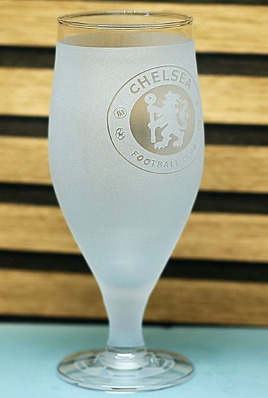 Пивний келих 500 мл ФК Челси Chelsea на ніжці з гравіюванням  подарунок кружка фанату футболу | Зображення 1