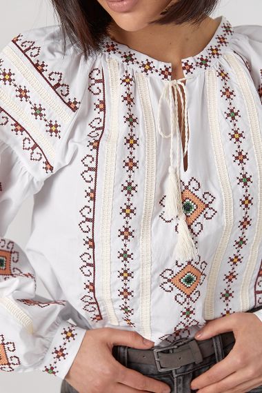 Вишиванка на зав'язках із кольоровим орнаментом - білий цвет, L (є розміри) | Зображення 3