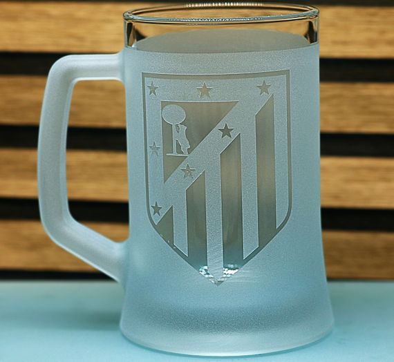 Подарунковий келих з ручкою для пива 670 мл з  гравіюванням лого футбольного клубу ФК Атлетіко