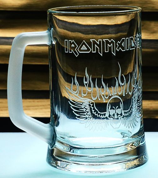 Пивний келих 670 мл Iron Maiden з гравіюванням подарунок для фаната хеві металу Айрон Мейден | Зображення 1
