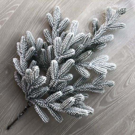 Декоративна гілка штучної хвої Traditional 60 см засніжена | Зображення 3