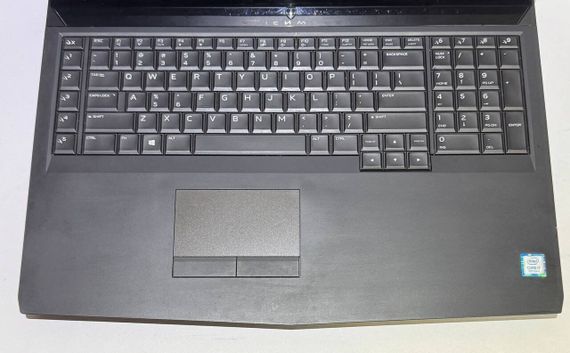 Ігровий ноутбук Dell Alienware 17 R4 / 17.3" (1920x1080) IPS / Intel Core i7-7820HK (4 (8) ядра по 2.9 - 3.9 GHz) / 32 GB DDR4 / 256 GB SSD + 1000 GB HDD / nVidia GeForce GTX 1070, 8 GB GDDR5, 256-bit / WebCam б/в | Зображення 3