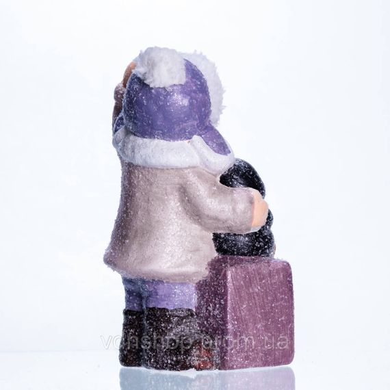 Новорічна фігурка з підсвіткою Дівчинка з пінгвіном із фарфору 9×10×19 (см) новорічний декор для дому, квартири на подарунок | Зображення 4