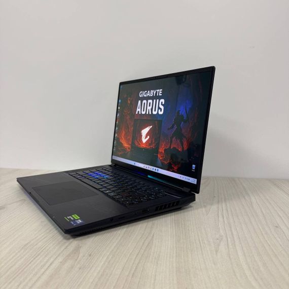 Игровой ноутбук Б-класс Gigabyte Aorus Master 16 BZH / 16" (2560x1600) IPS / Intel Core Ultra 9 275HX (24 ядра по 2.1 - 5.4 GHz) / 32 GB DDR5 / 2000 GB SSD NVMe / nVidia GeForce RTX 5090, 24 GB GDDR7, 256-bit / WebCam б/у | Зображення 4