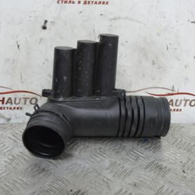 Патрубок повітряного фільтра Audi A1 A3 Q2 Q3 Фланець повітряного гону Ауді А1 А3 КУ2 КУ3 04E129651C