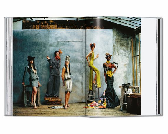 Книга про колекції Діор Peter Lindbergh. Dior. 40th Ed. історія моди з ілюстраціями | Зображення 6