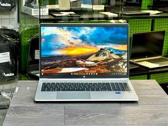Ультрабук HP ProBook 450 G8 / 15.6" (1366x768) TN / Intel Core i7-1165G7 (4 (8) ядра по 1.2 - 4.7 GHz) / 16 GB DDR4 / 256 GB SSD M.2 / Intel Iris Xe Graphics / WebCam / Win 11 Pro б/у | Зображення 1